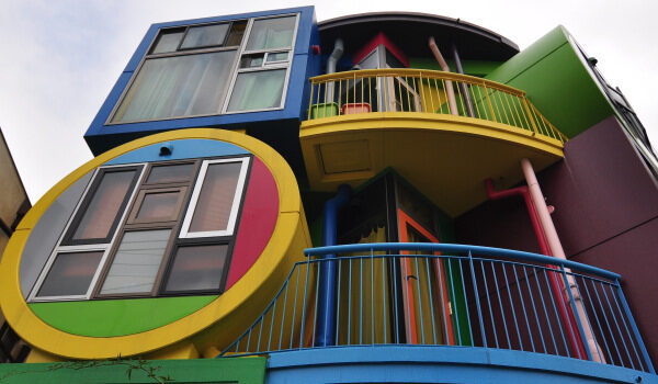 آپارتمان‌های سرنوشتِ تغییرپذیرِ میتاکا 1 آسان‌سازان آپارتمان‌های میتکا: معماری برای نامیرایی! «Reversible Destiny Lofts – Mitaka»