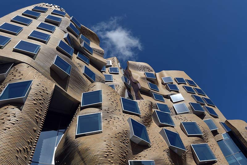 فرانک گری معمارِ بی‌قانون – Frank Gehry 2 آسان: باشگاه طراحی و پرورش محصول فرانک گری: معمارِ فرم‌های بی‌قانون از مبلمان تا ساختمان – Frank Gehry