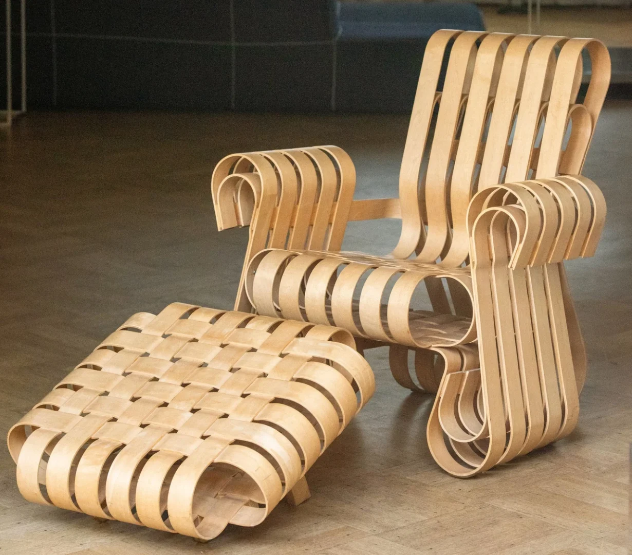 فرانک گری: معمارِ فرمهای بیقانون از مبلمان تا ساختمان – Frank Gehry فرنیچر و مبلمانFrank Gehry Frank Gehry Pair of Easy Edges Chair and Ottoman آسان: باشگاه طراحی و پرورش محصول فرانک گری: معمارِ فرمهای بیقانون از مبلمان تا ساختمان – Frank Gehry