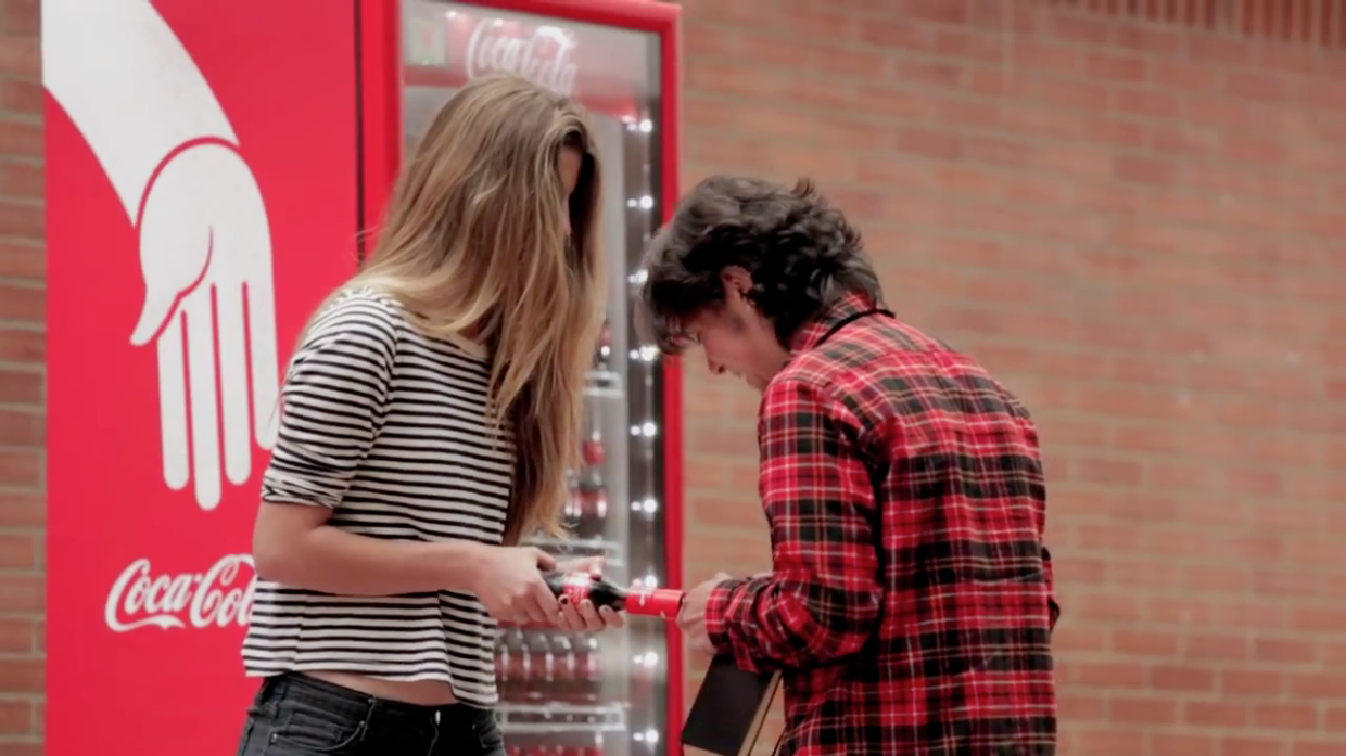 پیچ‌ش دوستانه کوکاکولا و طراحی برای تعامل The Friendly Twist 3 آسان: باشگاه طراحی و پرورش محصول پیچ‌ش دوستانه: کوکاکولا و طراحی برای تعامل «The Friendly Twist»