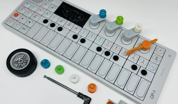 ابزار به‌مثابه اسباب‌بازیِ جدی Teenage Engineering آسان‌سازان ابزار به‌مثابه اسباب‌بازیِ جدی Teenage Engineering