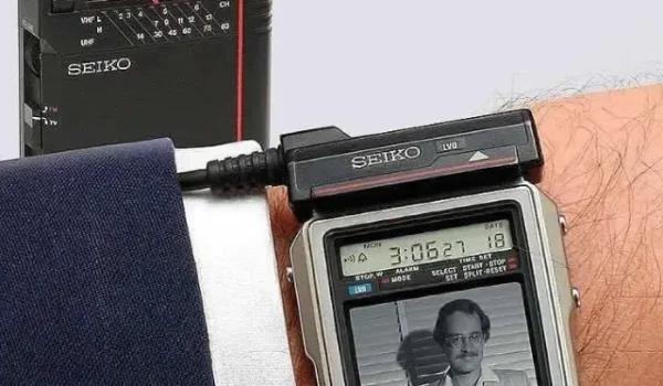 ساعت مجهز به تلوزیون در دهه0 Seiko TV Watch 4 آسان‌سازان ساعت مجهز به تلوزیون در دهه80 Seiko TV Watch