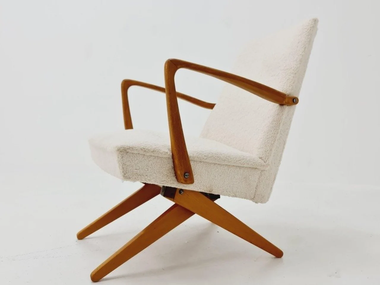 Scissor Chair؛ صندلی‌ای که با تغییر هندسه‌ی پایه‌ها، به لانژر تبدیل می‌شود 1 آسان‌سازان صندلی‌ قیچی 1950 با مکانیسم پنهان، به لانژر تبدیل می‌شود Scissor Chair