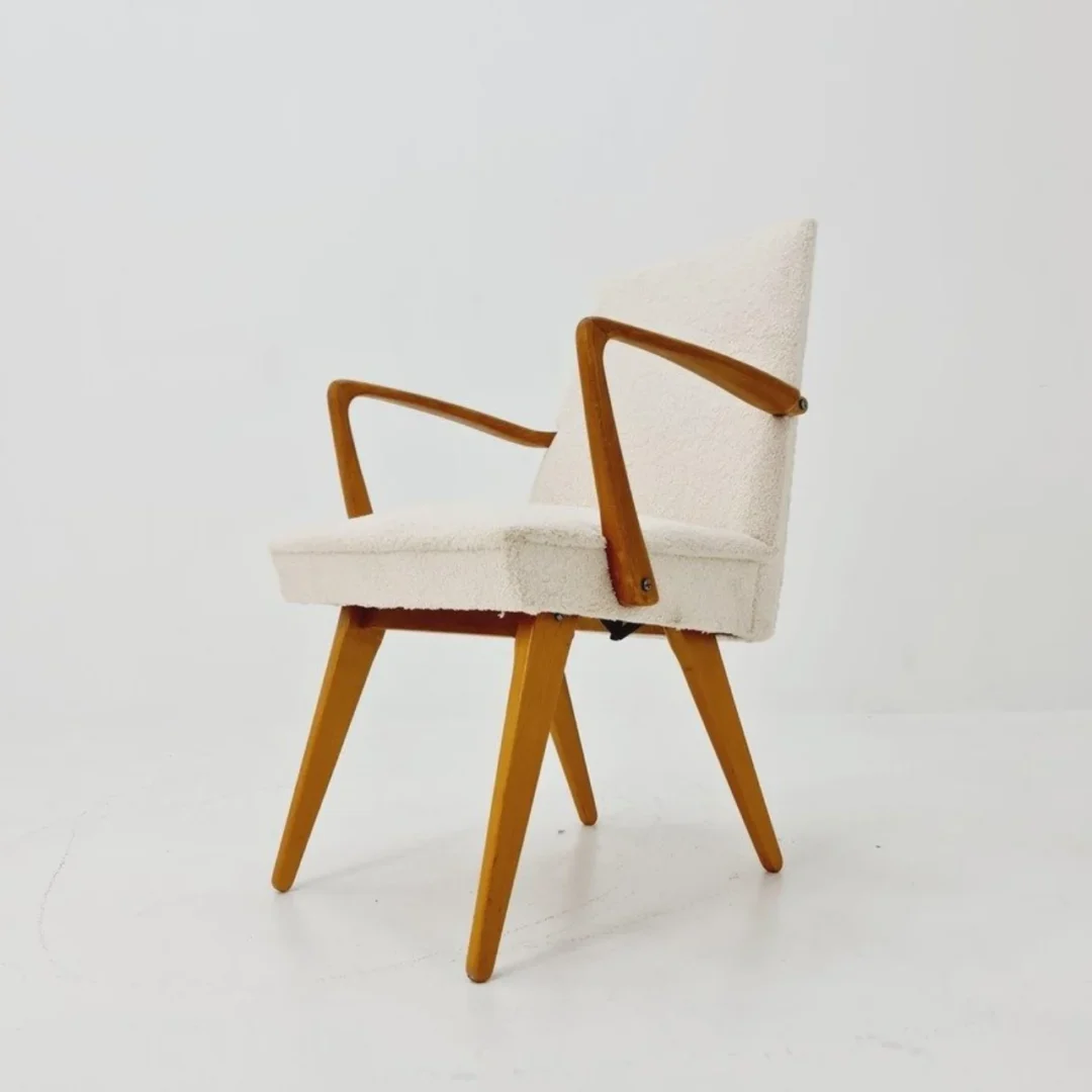 Scissor Chair؛ صندلی‌ای که با تغییر هندسه‌ی پایه‌ها، به لانژر تبدیل می‌شود 2 آسان‌سازان صندلی‌ قیچی 1950 با مکانیسم پنهان، به لانژر تبدیل می‌شود Scissor Chair
