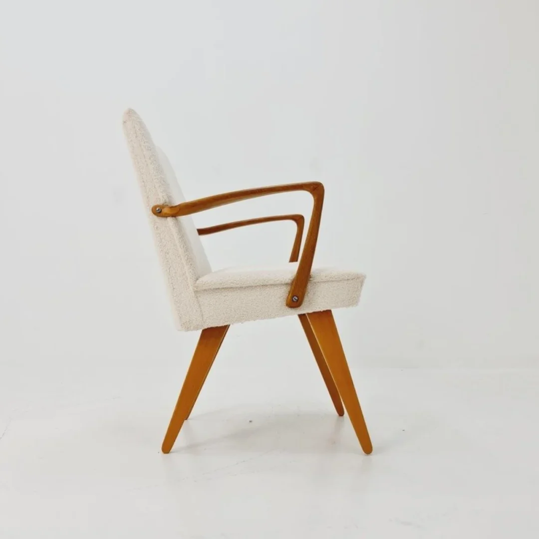 Scissor Chair؛ صندلی‌ای که با تغییر هندسه‌ی پایه‌ها، به لانژر تبدیل می‌شود 3 آسان‌سازان صندلی‌ قیچی 1950 با مکانیسم پنهان، به لانژر تبدیل می‌شود Scissor Chair