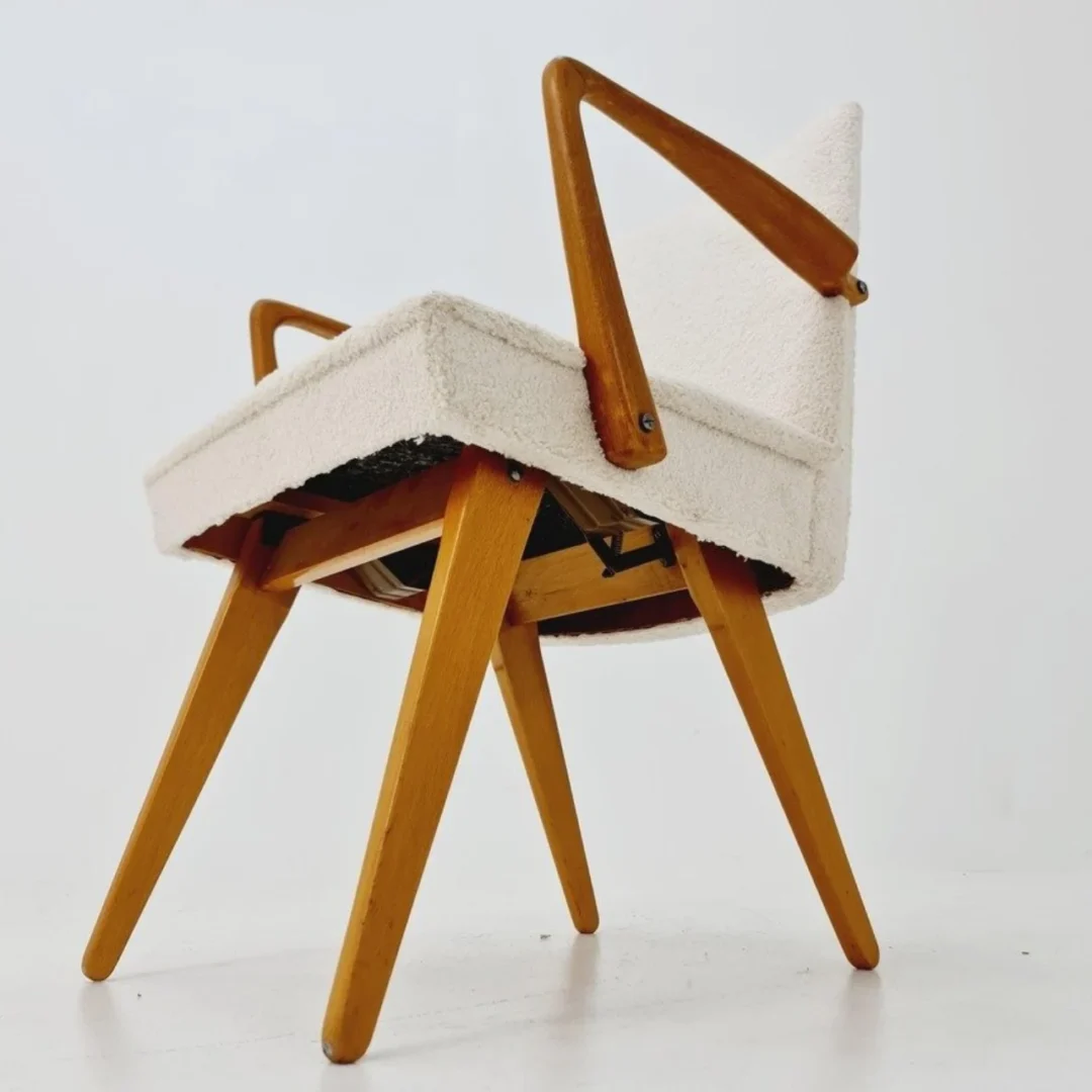 Scissor Chair؛ صندلی‌ای که با تغییر هندسه‌ی پایه‌ها، به لانژر تبدیل می‌شود 4 آسان‌سازان صندلی‌ قیچی 1950 با مکانیسم پنهان، به لانژر تبدیل می‌شود Scissor Chair