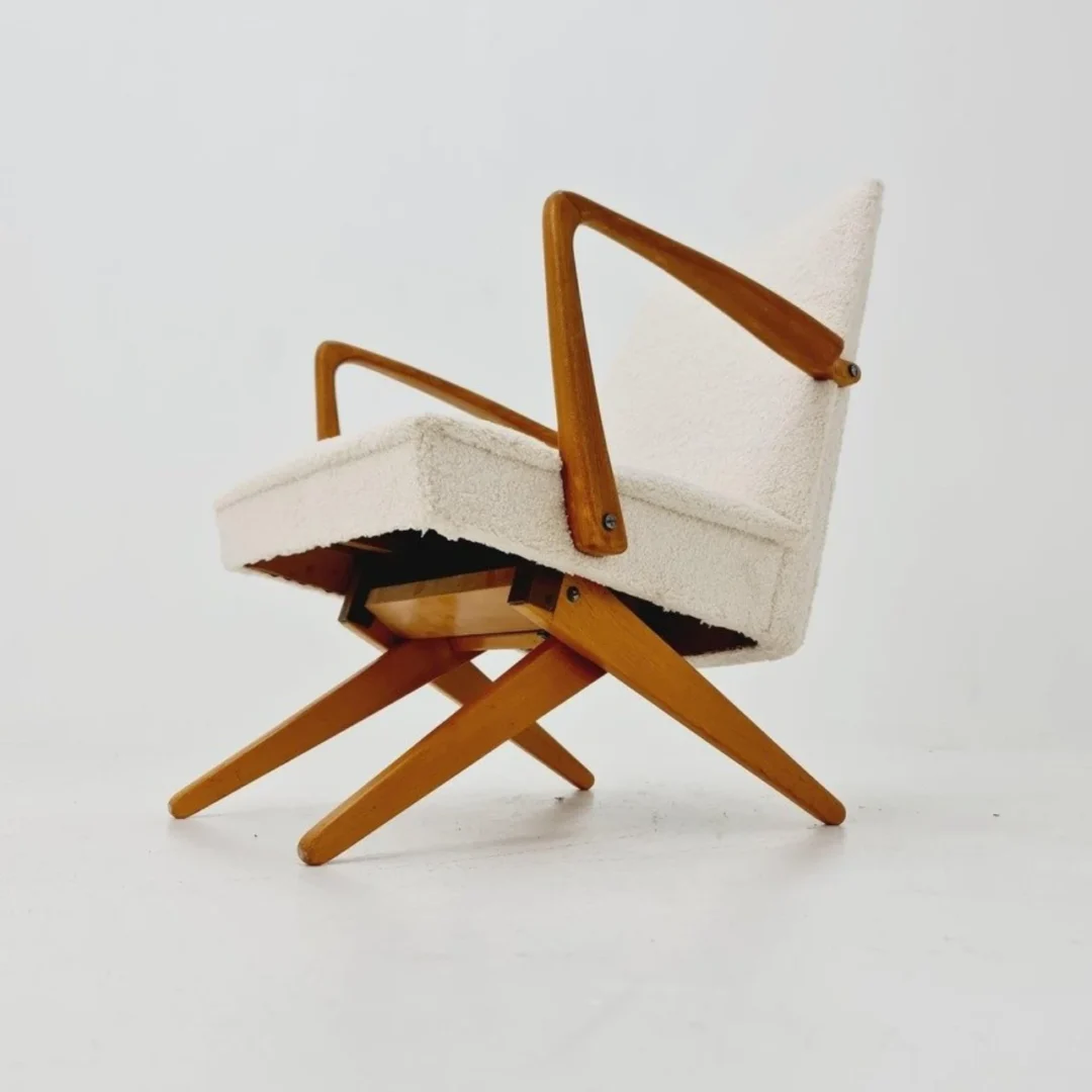 Scissor Chair؛ صندلی‌ای که با تغییر هندسه‌ی پایه‌ها، به لانژر تبدیل می‌شود 5 آسان‌سازان صندلی‌ قیچی 1950 با مکانیسم پنهان، به لانژر تبدیل می‌شود Scissor Chair