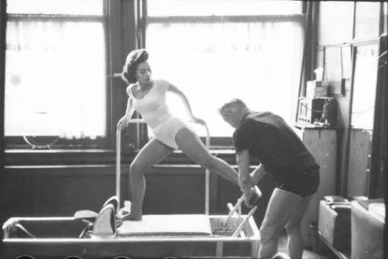 جوزف پیلاتس معمار بدن و طراح ابزارها ورزش Joseph Pilates 10 آسان‌سازان جوزف پیلاتس: معمار بدن و طراح ابزارها ورزش | Joseph Pilates